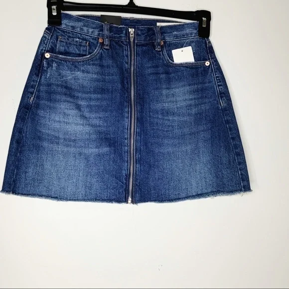 𝅺blanknyc Zip front raw hem denim skirt. Size 25